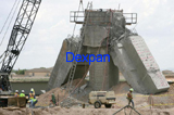 Dexpan Demolicion en El Paso Times, un soporte en el puente en la entrada al Campo areo Militar Biggs esta siendo demolido